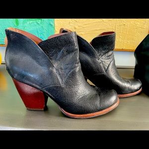 Kork Ease booties black leather stack heel. Soft sole